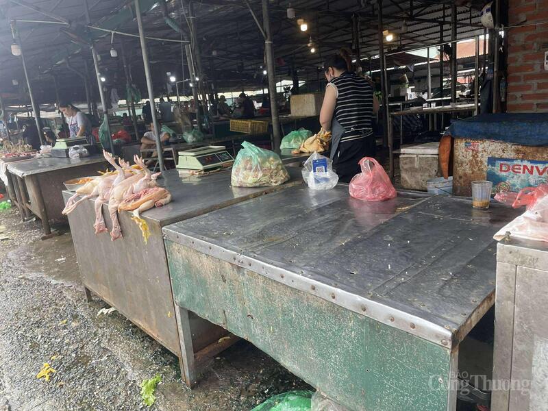 8h sáng, nhiều quầy thịt lợn đã hết sạch hàng.