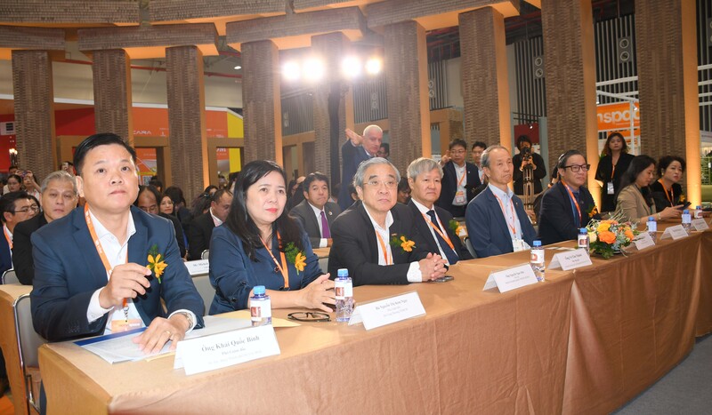 Lãnh đạo Cục Xúc tiến Thương mại, Sở Công Thương TP. Hồ Chí Minh và các đại biệu tham dự sự kiện. Ảnh: Minh Khuê.