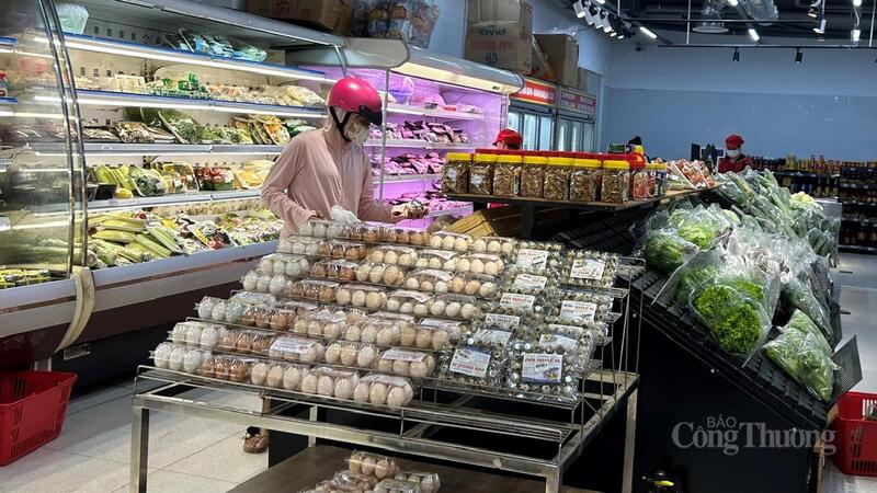 Người dân mua sẵm tại một siêu thị ở Đắk Lắk. Ảnh: Vũ Long