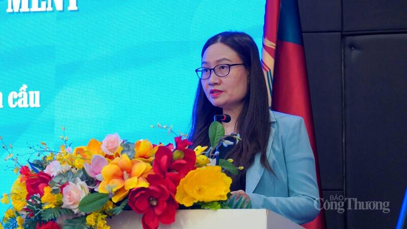 PGS.TS Nguyễn Anh Thu - Phó Hiệu trưởng Trường Đại học Kinh tế - Đại học Quốc gia Hà Nội phát biểu tại diễn đàn. Ảnh: NH