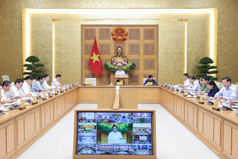 Thủ tướng Phạm Minh Chính chủ trì cuộc họp của Thường trực Chính phủ trực tuyến với các địa phương về công tác khắc phục hậu quả cơn bão số 10 và mưa lũ sau bão. Ảnh: VGP/Nhật Bắc