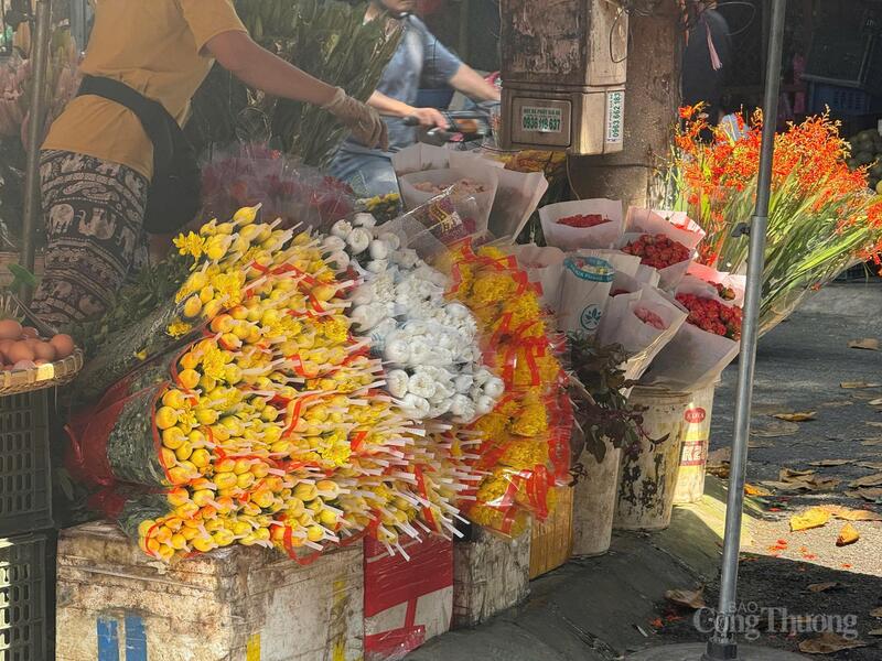 Đa dạng các loại hoa cúng rằm tháng Tám.