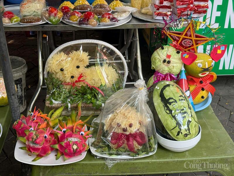 Các loại trái cây tạo hình ngộ nghĩnh sẽ là điểm nhấn cho mâm cỗ của mọi gia đình.