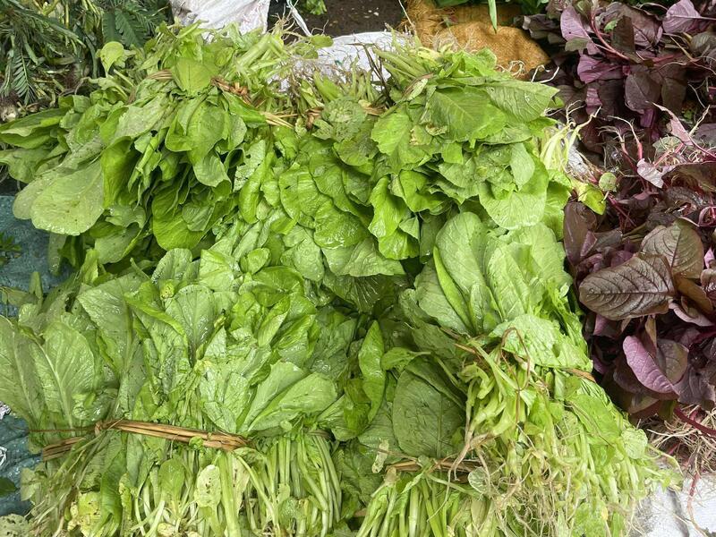 Rau cải nấu canh tại chợ Minh Khai có gá 18.000 đồng/mớ.