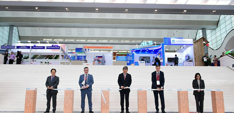 Các đại biểu cắt băng khai mạc triển lãm FIATA World Congress 2025.