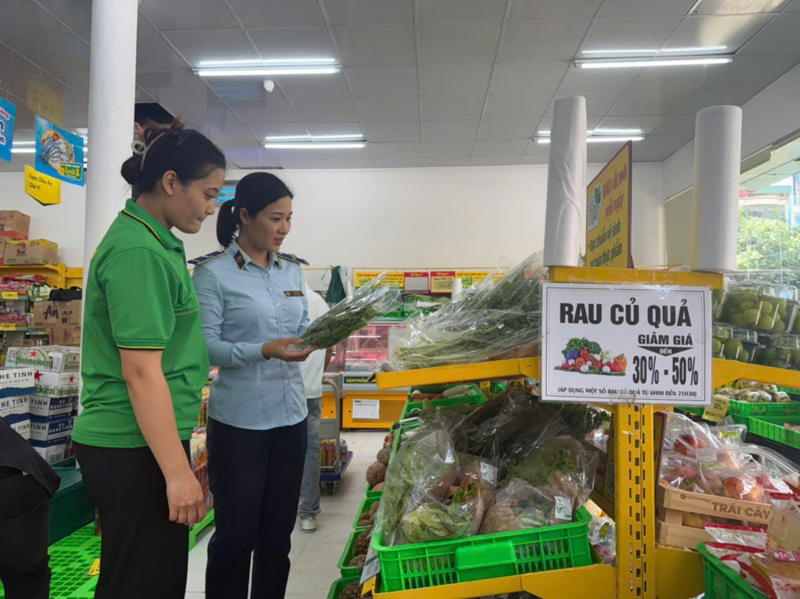 Đội QLTT số 1 thuộc Chi cục QLTT Thanh Hóa tăng cường công tác quản lý thị trường về nguồn cung, giá cả hàng hoá thiết yếu sau bão số 10. Ảnh: QLTT Thanh Hóa