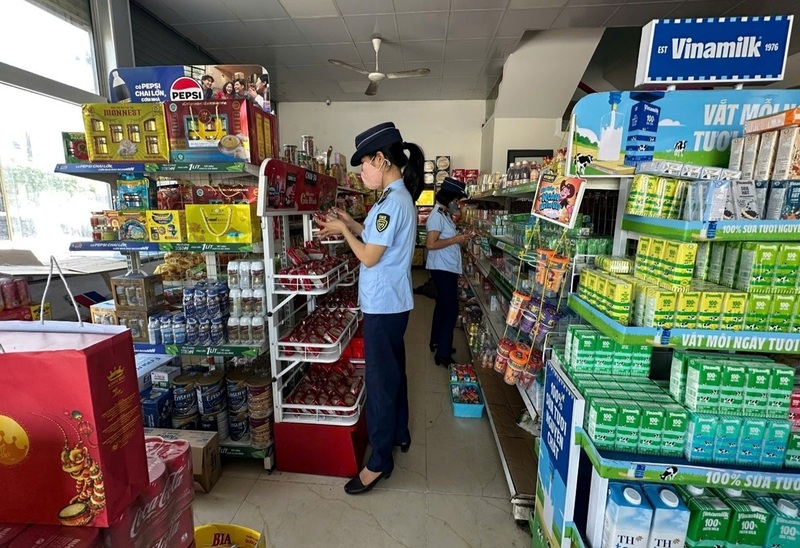 Đội QLTT số 2 thuộc Chi cục QLTT Thanh Hóa thực hiện giám sát thị trường, đảm bảo an toàn thực phẩm dịp Tết Trung thu năm 2025. Ảnh: QLTT Thanh Hóa