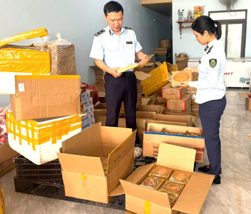 Ngày 25/9/2025, Đội QLTT số 1 thuộc Chi cục QLTT Thanh Hóa kiểm tra, phát hiện và tạm giữ gần 400 sản phẩm thực phẩm có dấu hiệu không rõ nguồn gốc xuất xứ tại kho hàng số 99 Lê Cảo, phường Hạc Thành, tỉnh Thanh Hóa do ông Nguyễn Hữu Long là chủ cơ sở. Ảnh: QLTT Thanh Hóa.