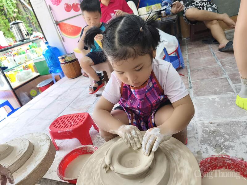 Bạn nhỏ trải nghiệm vuốt, nặn gốm tại làng cổ Bát Tràng. Ảnh: Nguyễn Hoà