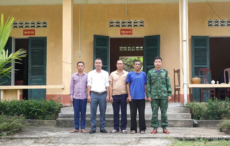 Anh Vi Văn Thinh cùng cán bộ xã Hiền Kiệt, già làng Hà Văn Cường, Bí thư chi bộ Hà Văn Tấn cùng cán bộ Hà Văn Chiện tại Trạm Kiểm soát bản Ho