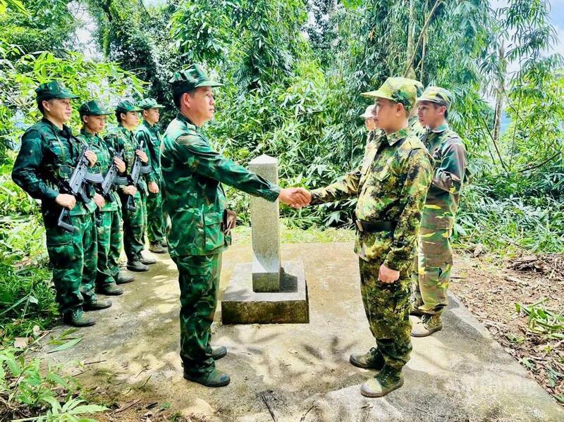 Lực lượng biên phòng Việt Nam và nước bạn Lào trong một chuyến tuần tra song phương.