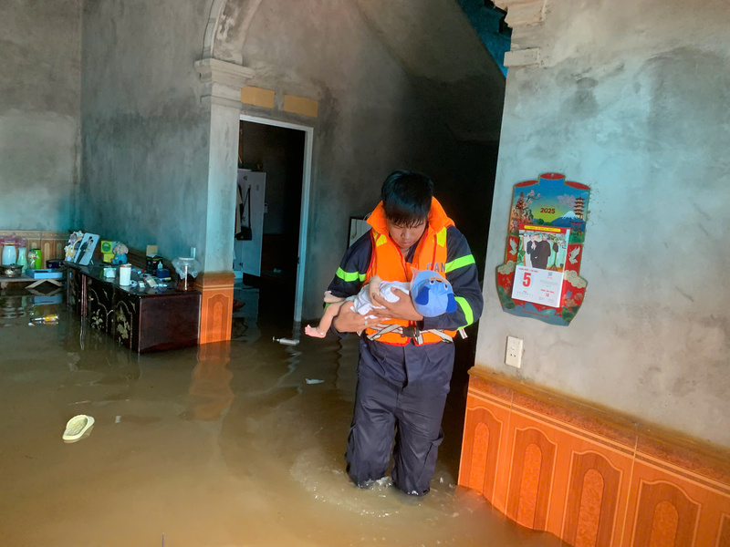 Nhiều gia đình có người già, trẻ nhỏ, trẻ sơ sinh được lực lượng cứu hộ đưa ra khu vực an toàn. Ảnh: Công an TP. Hà Nội