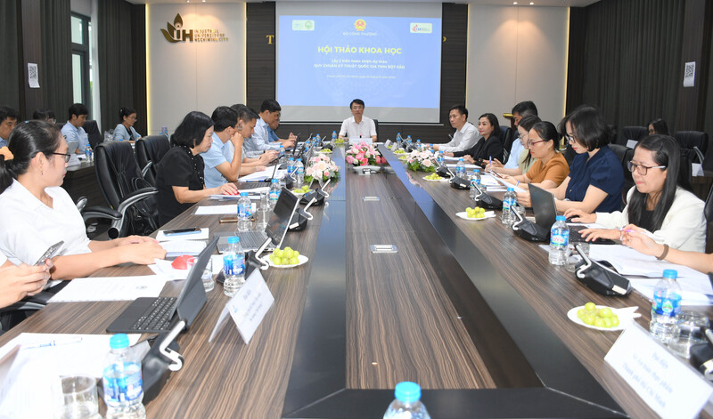 Ông Nguyễn Việt Tấn, Phó Cục trưởng Cục Đổi mới sáng tạo, Chuyển đổi xanh và Khuyến công, chủ trì hội thảo. Ảnh: Minh Khuê.