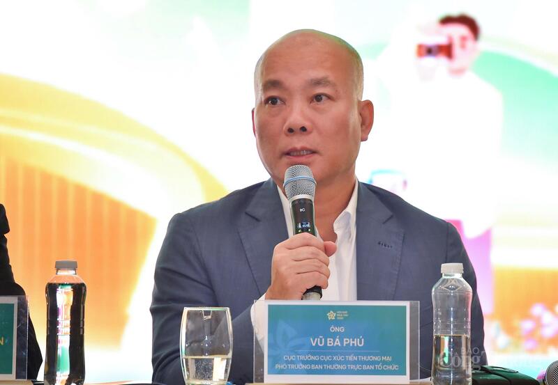 Ông Vũ Bá Phú, Cục trưởng Cục Xúc tiến thương mại thông tin tại họp báo công bố thông tin về Hội chợ Mùa Thu hôm 14/10. Ảnh: Nam Nguyễn
