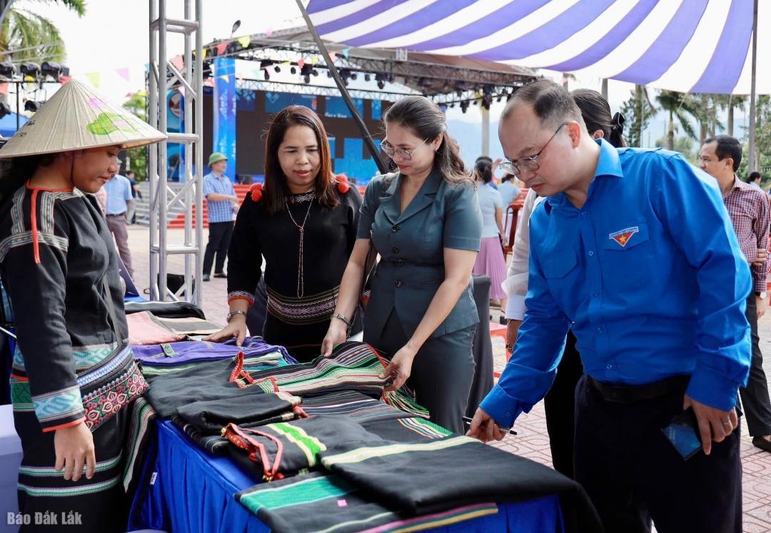 Đại biểu tham quan gian hàng trưng bày sản phẩm khởi nghiệp của thanh niên.