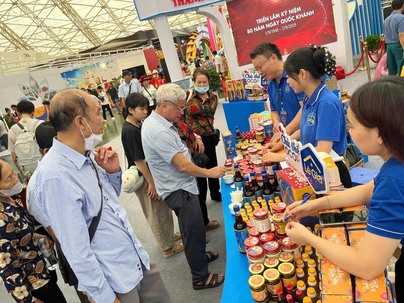 Gian hàng của Công ty Lê Gia thu hút khách tham quan, mua sắm. Ảnh: NH