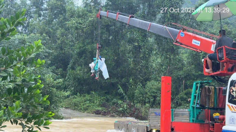Công an phường Phong Điền cùng lực lượng chức năng kịp thời giải cứu thành công 6 người dân đi phát rừng bị mắc kẹt tại Khe Cát, đường 71 vào thuỷ điện Rào Trăng. Ảnh: Nguyễn Tuấn