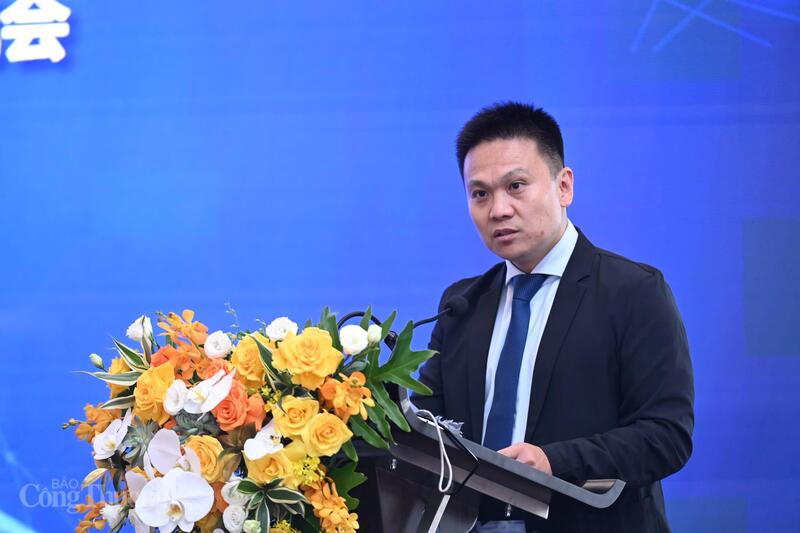 Ông Châu Lượng, Giám đốc Trung tâm xúc tiến đầu tư - Ủy ban Xúc tiến thương mại quốc tế của tỉnh Sơn Đông, Trung Quốc đại diện đoàn doanh nghiệp Trung Quốc tham dự Hội chợ Mùa Thu. Ảnh: Bùi Giang