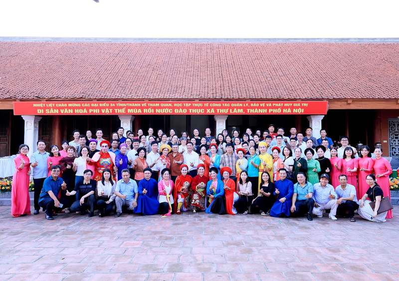 Đoàn đại biểu của 34 tỉnh thành trên cả nước đến tham quan, học tập lớp bảo vệ và phát huy giá trị di sản rối nước Đào Thục. Nguồn: Rối nước Đào Thục.