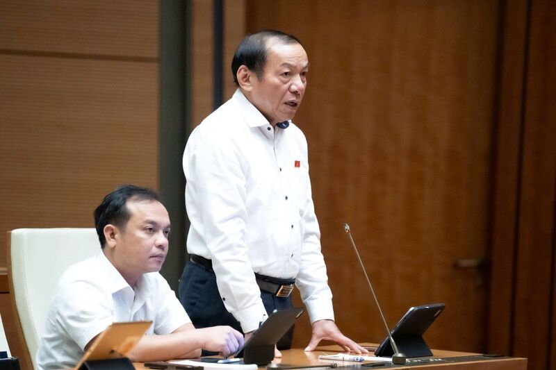 Bộ trưởng Bộ Văn hóa, Thể thao và Du lịch Nguyễn Văn Hùng tiếp thu làm rõ một số vấn đề đại biểu nêu. Ảnh: QH