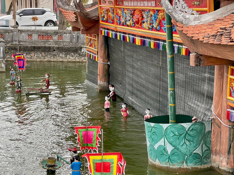 Trực tiếp xem người Đào Thục diễn múa rối phục vụ khách trong nước và quốc tế, mới thấy hết cái thú vị của loại hình nghệ thuật này. Nguồn: Rối nước Đào Thục.