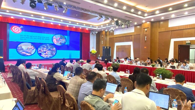 Đại diện các cơ quan báo chí Trung ương và địa phương tại tọa đàm