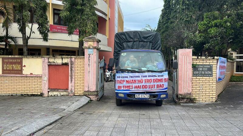 Chuyến xe nghĩa tình đầu tiên do Sở Công Thương Quảng Ngãi tổ chức đã xuất phát đến với bà con bị cô lập xã Ngọc Linh. Ảnh: Tuệ Lâm