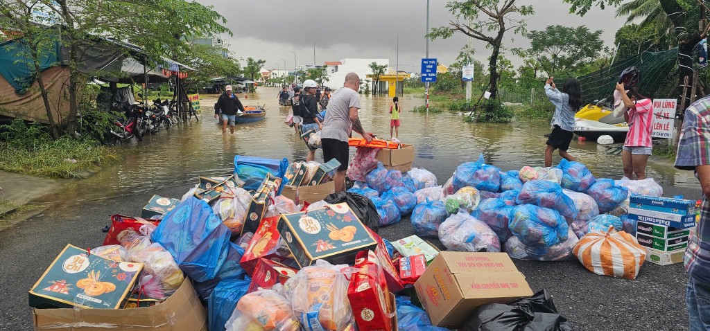 Nỗ lực tiếp tế lương thực cho bà con vùng lũ ven Thu Bồn Nỗ lực tiếp tế lương thực cho bà con vùng lũ ven Thu Bồn