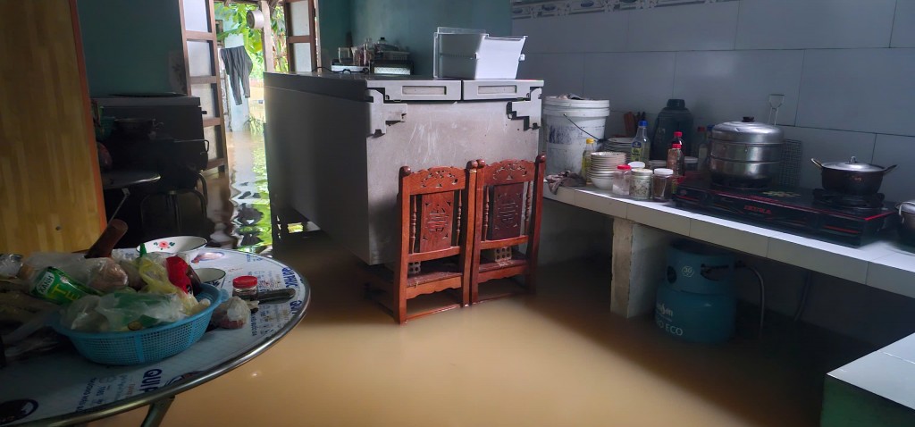 Nỗ lực tiếp tế lương thực cho bà con vùng lũ ven Thu Bồn Nỗ lực tiếp tế lương thực cho bà con vùng lũ ven Thu Bồn