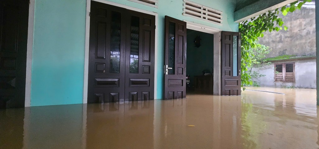 Nỗ lực tiếp tế lương thực cho bà con vùng lũ ven Thu Bồn Nỗ lực tiếp tế lương thực cho bà con vùng lũ ven Thu Bồn