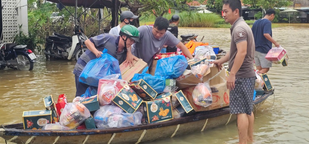 Nỗ lực tiếp tế lương thực cho bà con vùng lũ Thu Bồn Nỗ lực tiếp tế lương thực cho bà con vùng lũ Thu Bồn