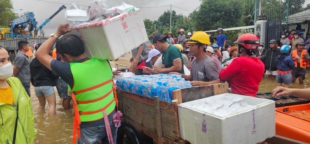 Nỗ lực tiếp tế lương thực cho bà con vùng lũ ven Thu Bồn Nỗ lực tiếp tế lương thực cho bà con vùng lũ ven Thu Bồn