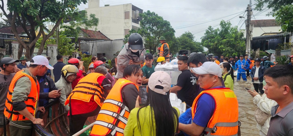 Nỗ lực tiếp tế lương thực cho bà con vùng lũ ven Thu Bồn Nỗ lực tiếp tế lương thực cho bà con vùng lũ ven Thu Bồn
