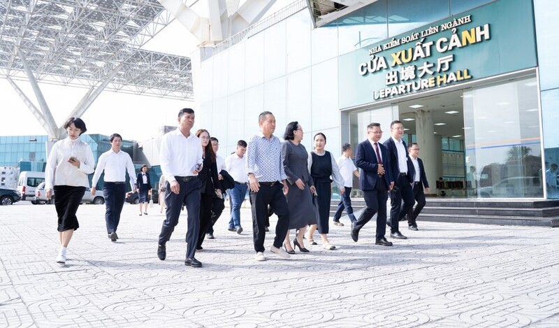 Lãnh đạo tỉnh Quảng Ninh cùng Đoàn đại biểu Chính quyền nhân dân TP. Đông Hưng, Phòng Thành Cảng, Quảng Tây (Trung Quốc) khảo sát thực tế tại cầu Bắc Luân II (Cửa khẩu quốc tế Móng Cái). Ảnh: CTV