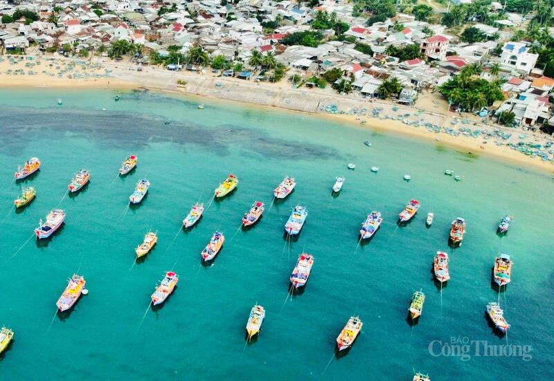 UBND tỉnh Gia Lai yêu cầu các đơn vị quản lý chặt chẽ tàu thuyền ra khơi, hướng dẫn di chuyển tránh xa vùng nguy hiểm, hoàn thành trước ngày 4/11.