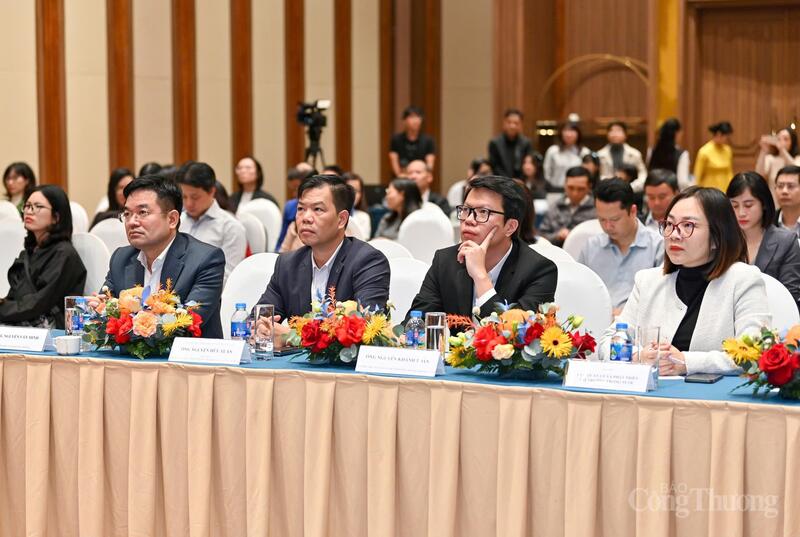 Các đại biểu tham dự buổi họp báo.