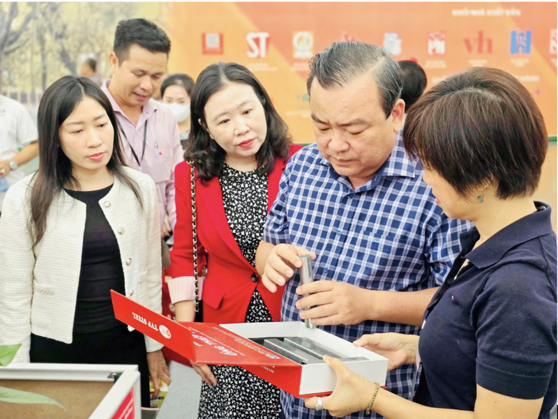 Ông Phạm Hùng Thái - Phó Bí thư Tỉnh ủy Tây Ninh đến tham quan gian hàng của Công ty Cổ phần Thép TVP tại Hội chợ Mùa Thu.