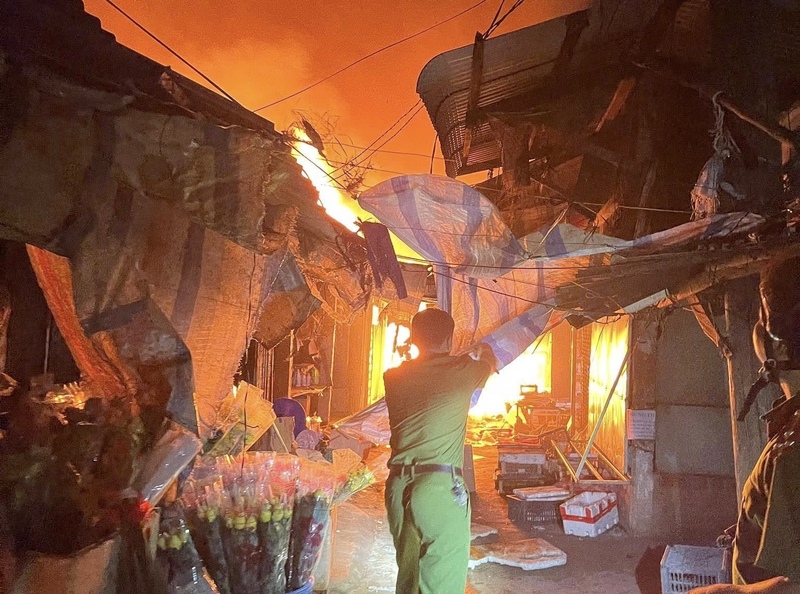 Vụ cháy được phát hiện vào khoảng 22h45p tối 4/11. Ảnh: Văn Tố.