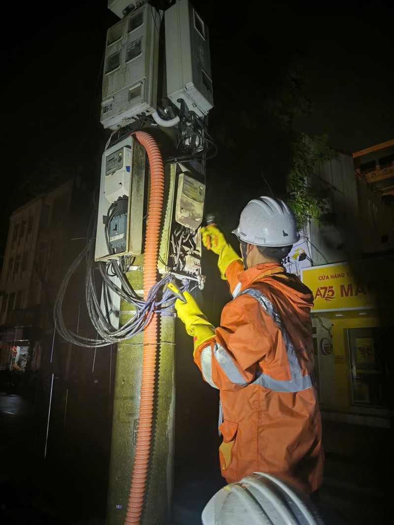 Những ngày qua, ngành điện miền Trung ứng trực 24/24 kịp thời cắt điện ở những vùng ngập sâu, tái ngập để đảm bảo an toàn, và khẩn trương khôi phục cấp điện ngay sau khi nước rút (với các điều kiện an toàn). Ảnh: Bình An