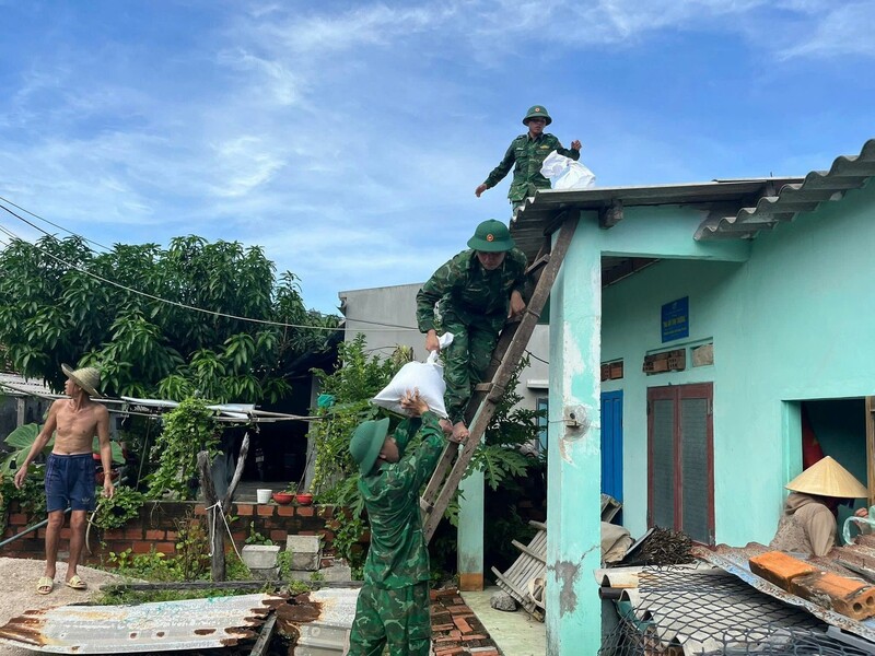 Bộ đội Biên phòng Nhơn Châu giúp các hộ dân gia cố nhà cửa, đảm bảo an toàn trước bão.