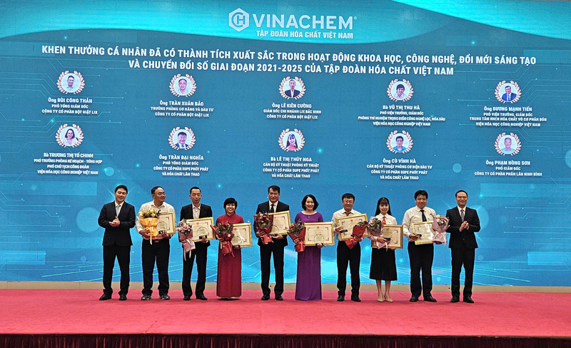 Các cá nhân tiêu biểu có đóng góp tích cực trong hoạt động khoa học công nghệ giai đoạn 2021-2025 được trao tặng bằng khen.