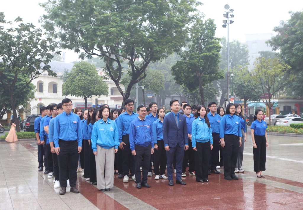 Lãnh đạo TP Hà Nội dâng hoa kỷ niệm Cách mạng Tháng Mười Nga Lãnh đạo TP Hà Nội dâng hoa kỷ niệm Cách mạng Tháng Mười Nga