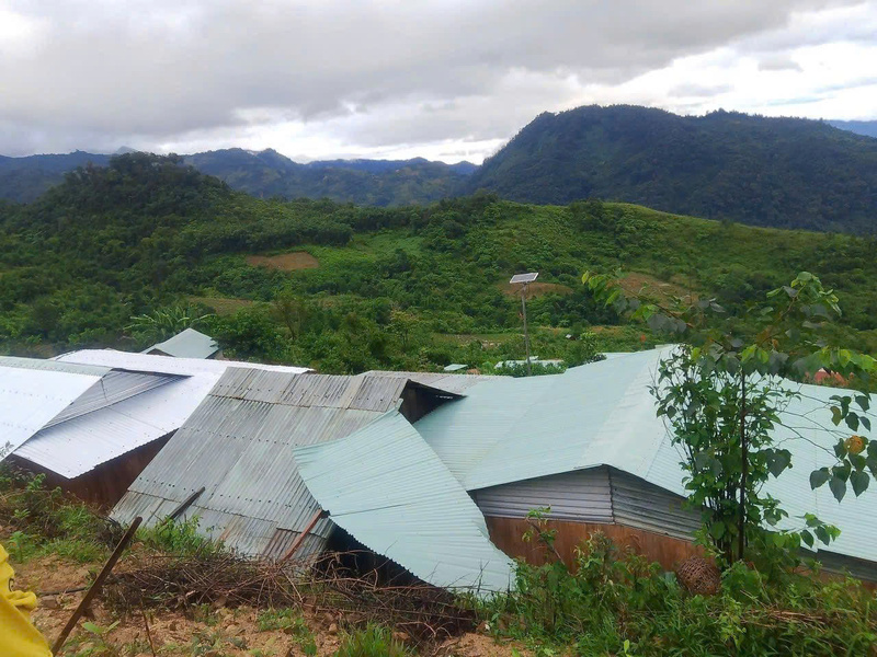 Theo thống kê ban đầu, xã Trà Linh có hàng chục ngôi nhà ảnh hưởng nặng từ gió bão. Ảnh: Nguyễn Dương
