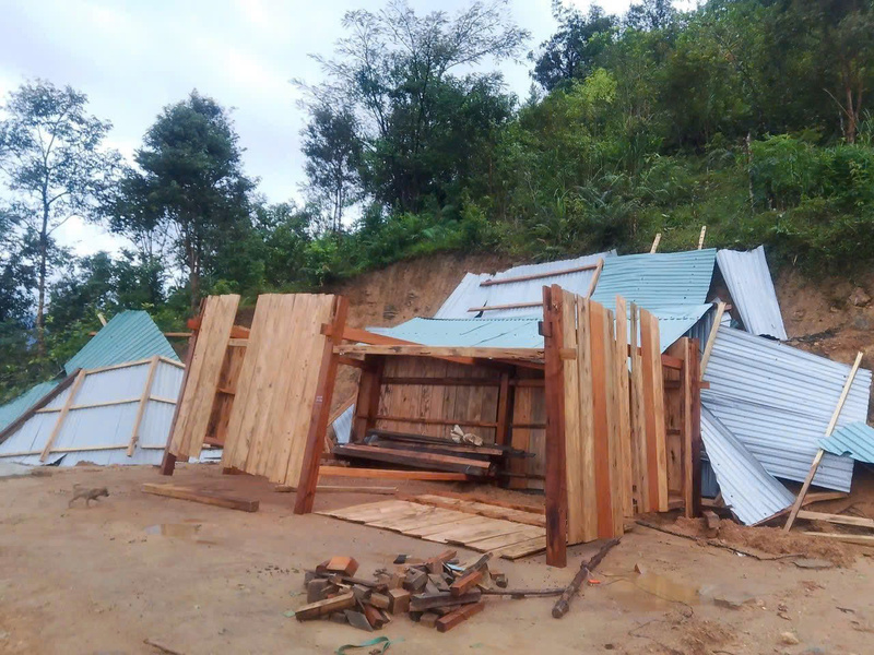 Gió lớn khiến nhiều ngôi nhà ở xã Trà Tập bị lật mái. Ảnh: Nguyễn Dương