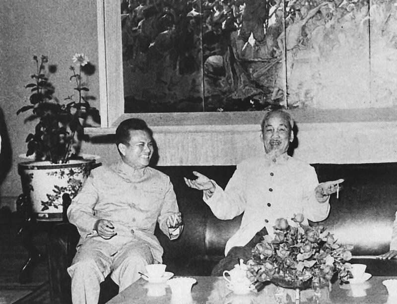Chủ tịch Hồ Chí Minh và Chủ tịch Kaysone Phomvihane tại Hà Nội năm 1966. Ảnh tư liệu