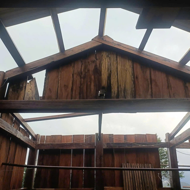 Nhiều ngôi nhà bị tốc mái hoàn toàn do ảnh hưởng cơn bão số 13. Ảnh: Nguyễn Dương