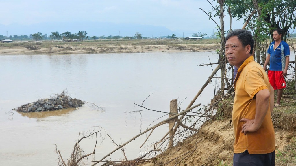 Lũ cuốn trôi hàng chục hecta đất ven Thu Bồn, người dân hốt hoảng
