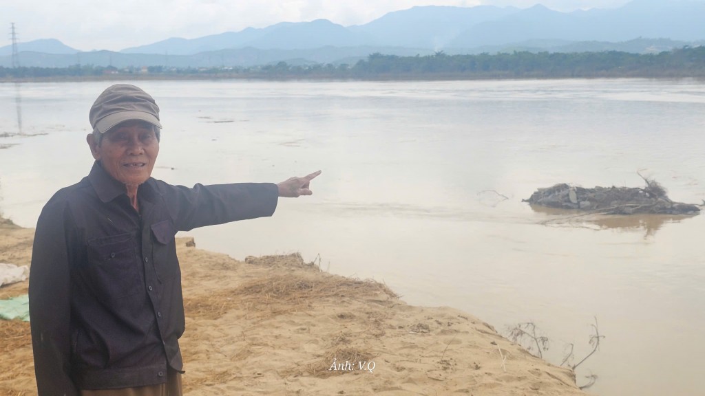 Lũ cuốn trôi hàng chục hecta đất ven Thu Bồn, người dân hốt hoảng