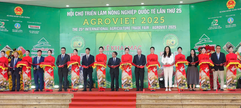 Các đại biểu cắt băng khai mạc Hội chợ triển lãm Nông nghiệp Quốc tế - AgroViet 2025. Ảnh: Lan Hương