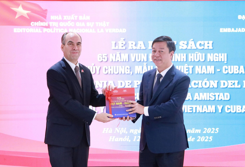 PGS.TS. Vũ Trọng Lâm, Giám đốc - Tổng Biên tập Nhà xuất bản Chính trị quốc gia Sự thật và Đại sứ Đặc mệnh toàn quyền nước Cộng hòa Cuba tại Việt Nam Rogelio Polanco Fuentes. Ảnh: Nhà xuất bản Chính trị quốc gia Sự thật